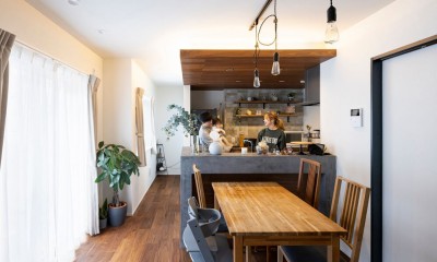 木とモールテックスのキッチンでおうちカフェを楽しもう (マントルピースのように中央が凹んだ腰壁のキッチンがフォーカルポイント)