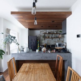 マントルピースのように中央が凹んだ腰壁のキッチンがフォーカルポイント (木とモールテックスのキッチンでおうちカフェを楽しもう)