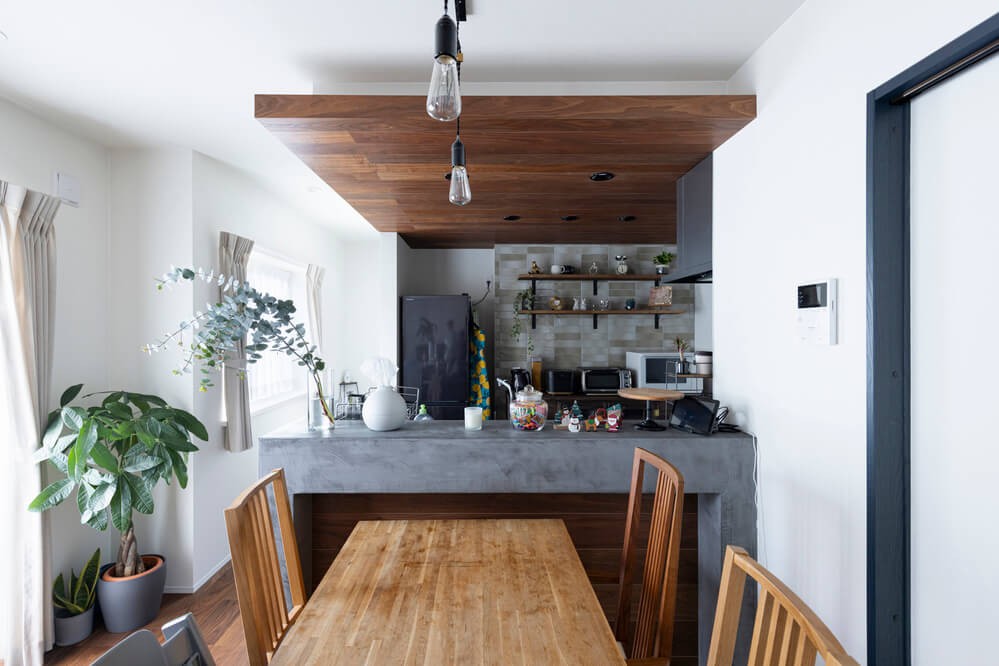 キッチン事例：マントルピースのように中央が凹んだ腰壁のキッチンがフォーカルポイント（木とモールテックスのキッチンでおうちカフェを楽しもう）