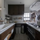 造作の愉しみ――キッチンと水廻りを誂えるの写真 大理石とタイルの天板が目を惹くコの字キッチン