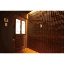 【大阪市北区 店舗】レトロでシックな脱毛サロンの写真 玄関 木製デザインパネル 1