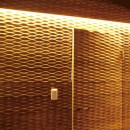 【大阪市北区 店舗】レトロでシックな脱毛サロンの写真 玄関 木製デザインパネル 2