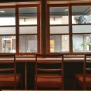【大阪市中央区 店舗】モダンな外観と落ち着いた店内で女性お一人様でも入りやすい洋食店の写真 カウンター席1