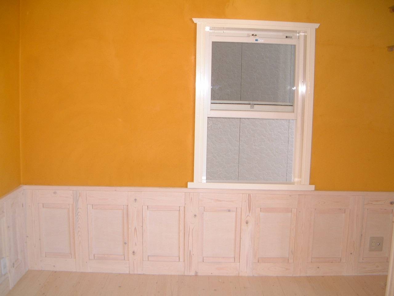ベッドルーム事例：腰板・装飾窓枠（戸建て正面を意匠アレンジ！）