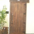 戸建て。天然木を魅せる♪住宅の写真 玄関（ドア）