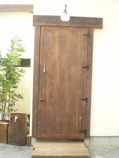 玄関（ドア） (戸建て。天然木を魅せる♪住宅)
