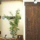 戸建て。天然木を魅せる♪住宅の写真 正面玄関～天然木の玄関ドアがアクセント！