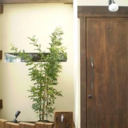 戸建て。天然木を魅せる♪住宅 (正面玄関～天然木の玄関ドアがアクセント！)