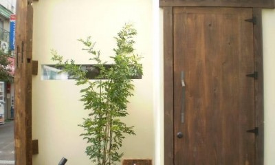 戸建て。天然木を魅せる♪住宅 (正面玄関～天然木の玄関ドアがアクセント！)