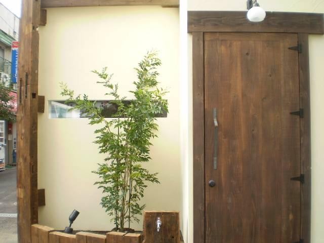 玄関事例：正面玄関～天然木の玄関ドアがアクセント！（戸建て。天然木を魅せる♪住宅）