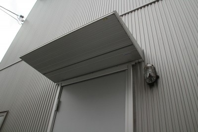 玄関（庇） (戸建て外観。無機質な素材の外壁＆天然木の表札)