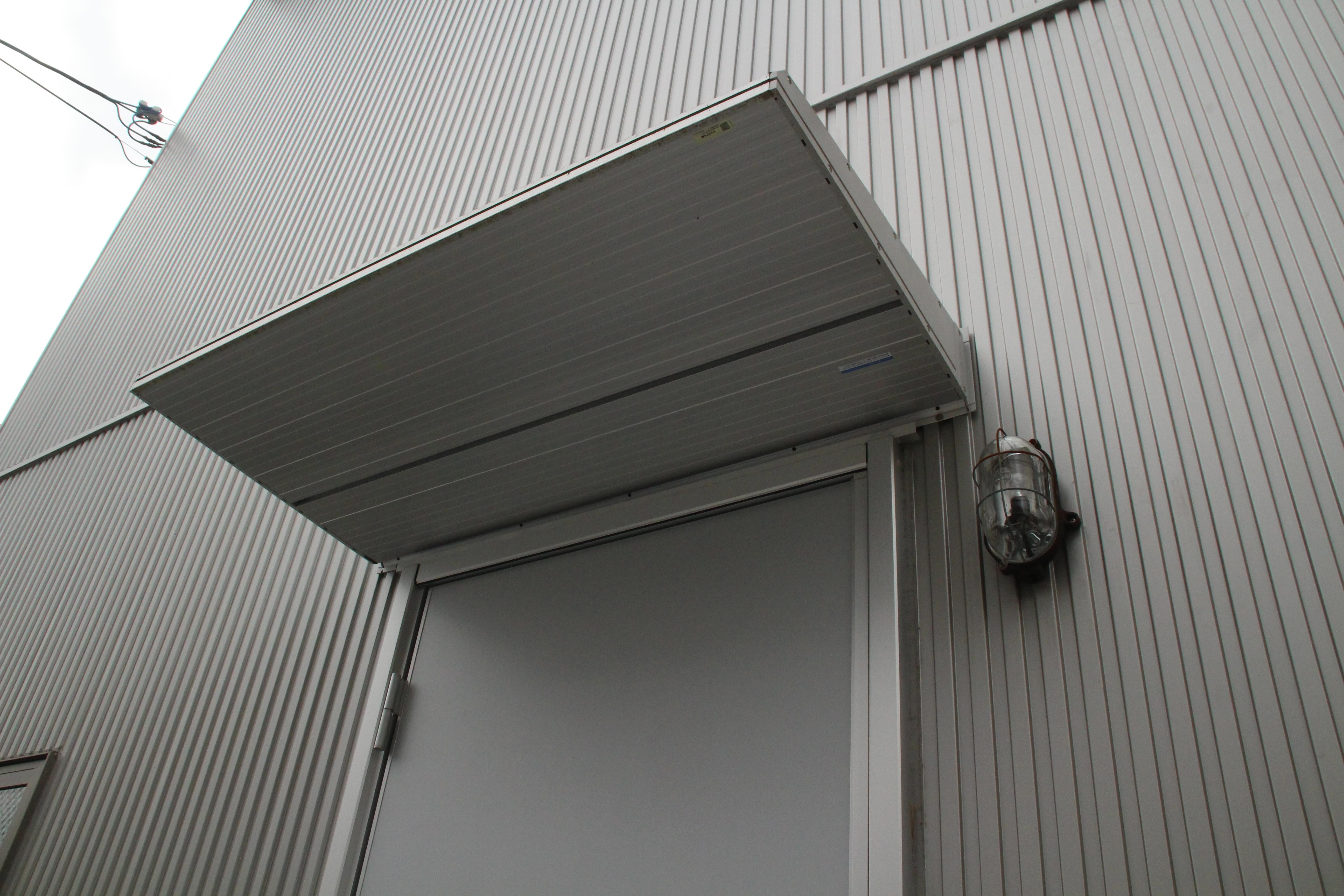 玄関事例：玄関（庇）（戸建て外観。無機質な素材の外壁＆天然木の表札）