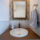 ウィリアム・モリスの壁紙でトイレを落ち着いた空間にの写真 造作手洗器