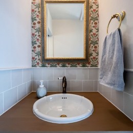 ウィリアム・モリスの壁紙でトイレを落ち着いた空間に (造作手洗器)