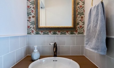ウィリアム・モリスの壁紙でトイレを落ち着いた空間に (造作手洗器)
