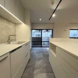 Kitchen (壁付けキッチンとガラス間仕切りでLDKを広く開放的にするリノベーション。)