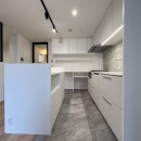 壁付けキッチンとガラス間仕切りでLDKを広く開放的にするリノベーション。の写真 Kitchen