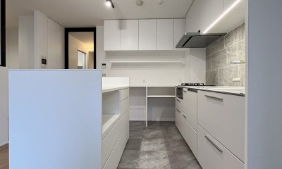 壁付けキッチンとガラス間仕切りでLDKを広く開放的にするリノベーション。 (Kitchen)
