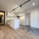 壁付けキッチンとガラス間仕切りでLDKを広く開放的にするリノベーション。の写真 Dining・Kitchen