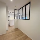壁付けキッチンとガラス間仕切りでLDKを広く開放的にするリノベーション。の写真 洋室３