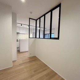 壁付けキッチンとガラス間仕切りでLDKを広く開放的にするリノベーション。 (洋室３)