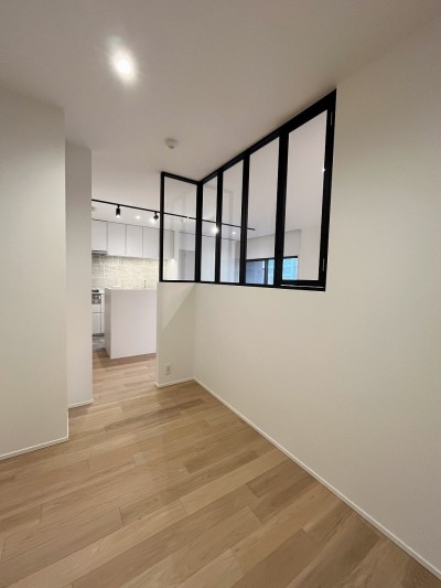 洋室３ (壁付けキッチンとガラス間仕切りでLDKを広く開放的にするリノベーション。)