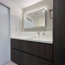 壁付けキッチンとガラス間仕切りでLDKを広く開放的にするリノベーション。の写真 洗面室