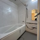 壁付けキッチンとガラス間仕切りでLDKを広く開放的にするリノベーション。の写真 浴室
