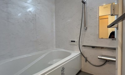 壁付けキッチンとガラス間仕切りでLDKを広く開放的にするリノベーション。 (浴室)