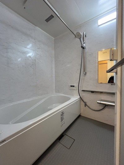 浴室 (壁付けキッチンとガラス間仕切りでLDKを広く開放的にするリノベーション。)