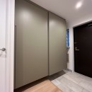 壁付けキッチンとガラス間仕切りでLDKを広く開放的にするリノベーション。の写真 玄関
