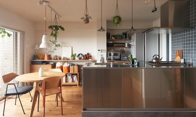 手入れがしやすいステンレスキッチン｜リタイア後の快適な暮らしを目指して。開放的なキッチンと趣味を楽しむスペースを実現。