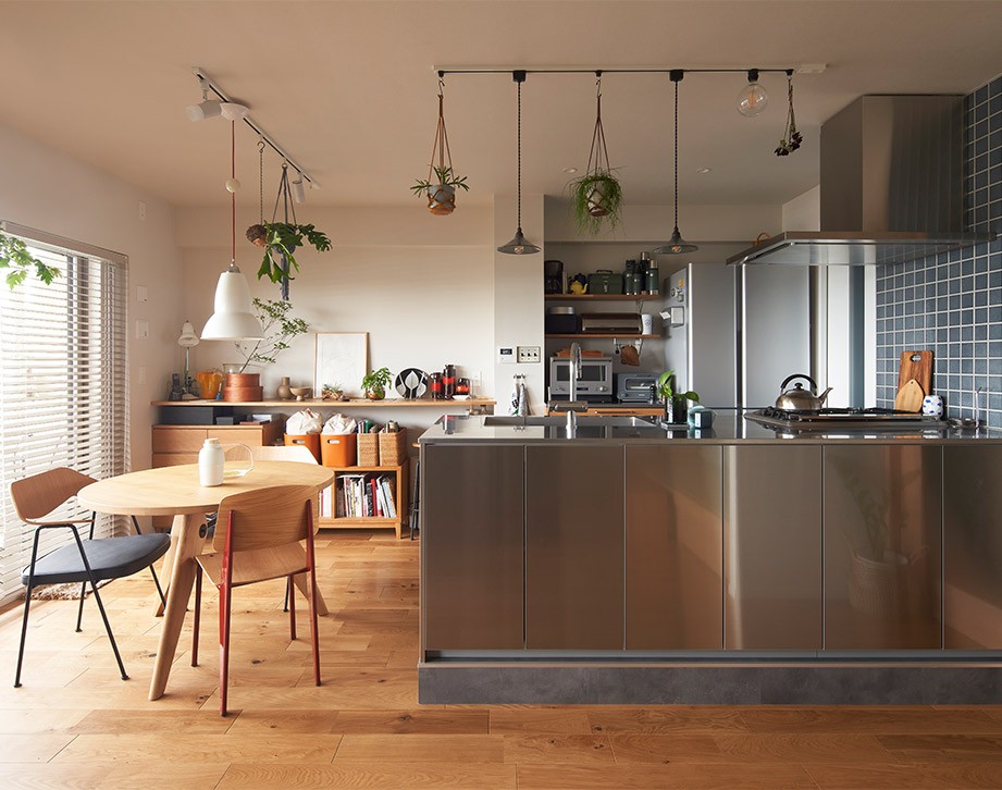 キッチン事例：手入れがしやすいステンレスキッチン（リタイア後の快適な暮らしを目指して。開放的なキッチンと趣味を楽しむスペースを実現。）