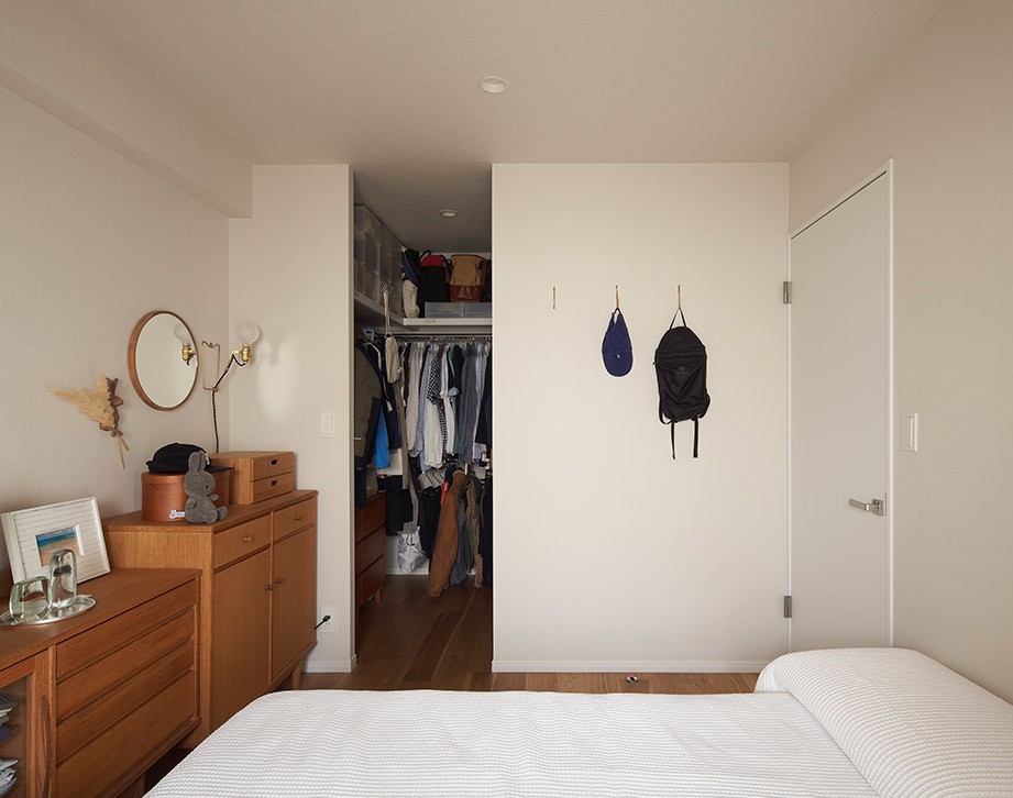 ベッドルーム事例：扉のない寝室にあるウォークインクローゼット（リタイア後の快適な暮らしを目指して。開放的なキッチンと趣味を楽しむスペースを実現。）
