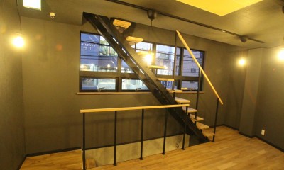 Café＆Bar (階段)