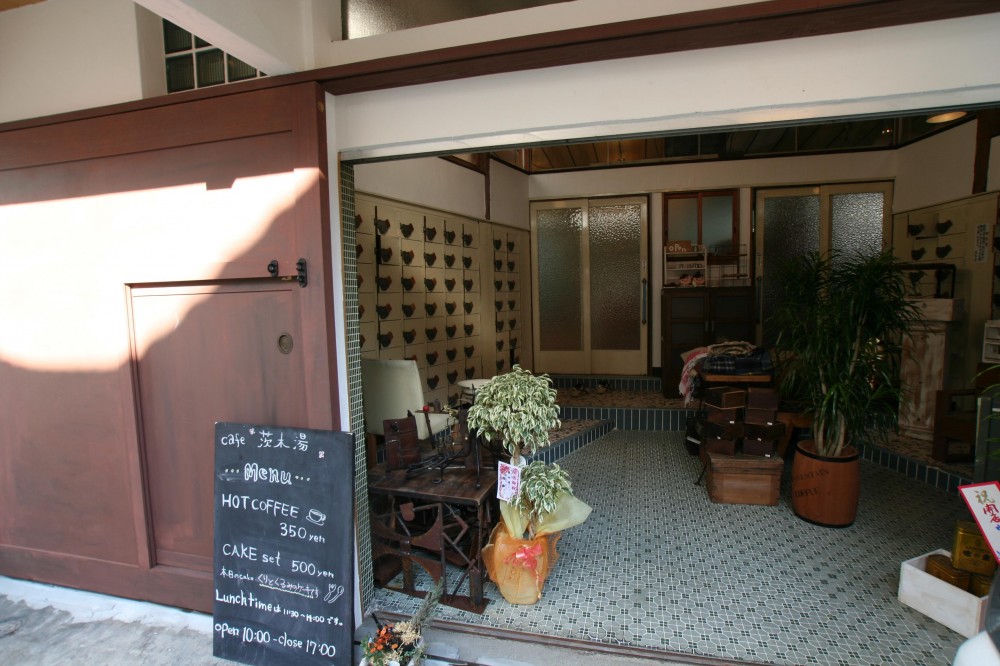 【茨木市 店舗】築50年の銭湯をcaféにリノベーション (正面入口)