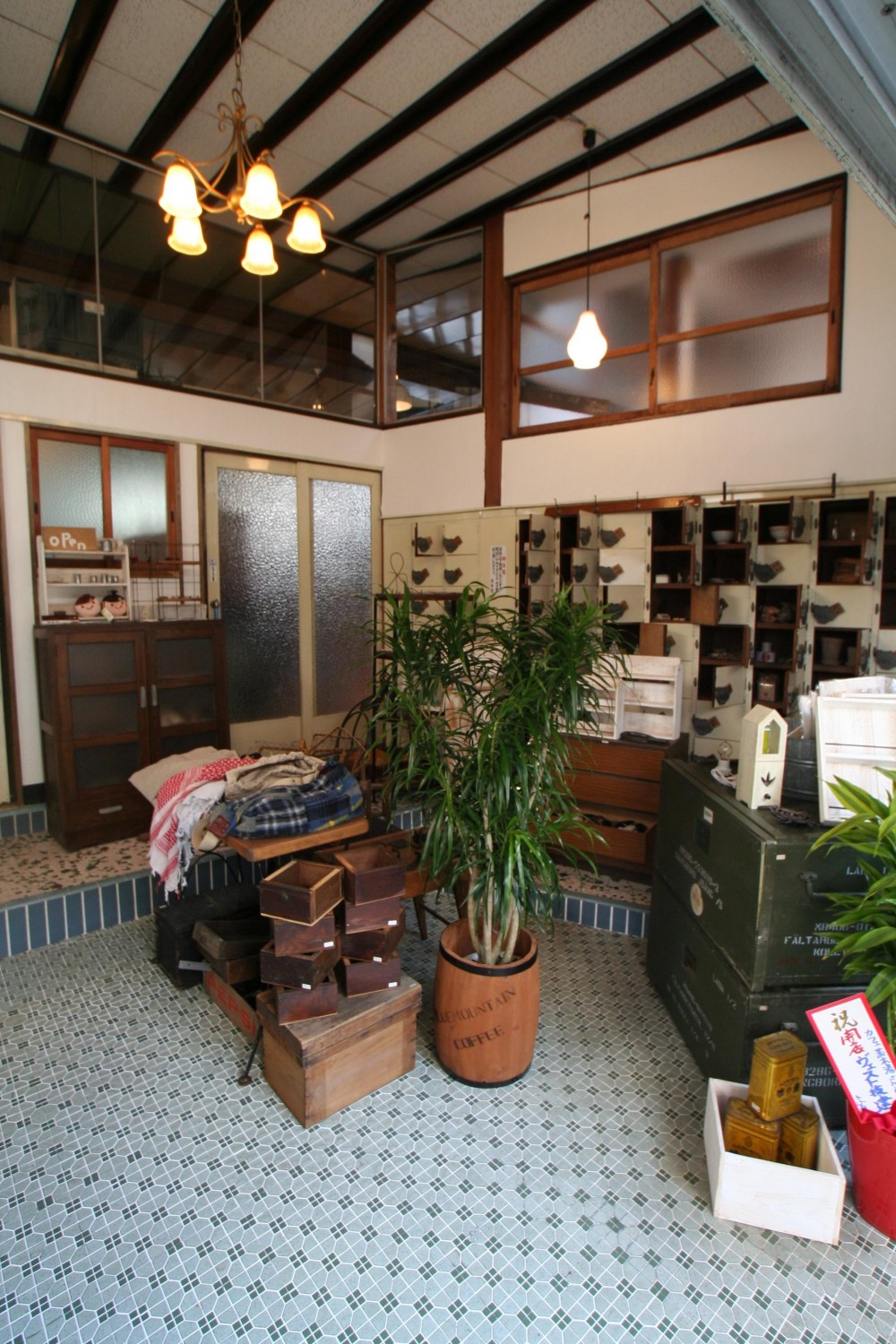 【茨木市 店舗】築50年の銭湯をcaféにリノベーション (玄関入口)