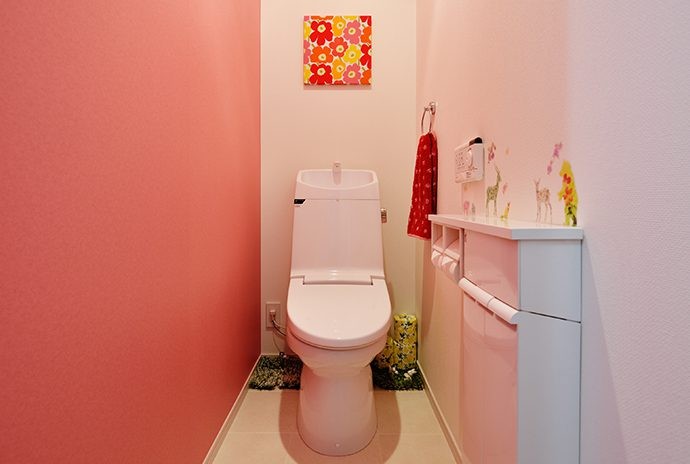バス/トイレ事例：トイレ（やさしい色合いのリビングダイニング。防音室がある音楽家の家 Part2）