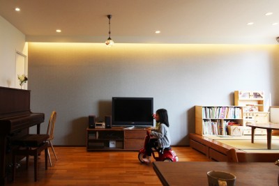 間接照明のあるリビング (お気に入りの「unicoの家具」に合わせたLDKリノベーション〜福岡市早良区〜)