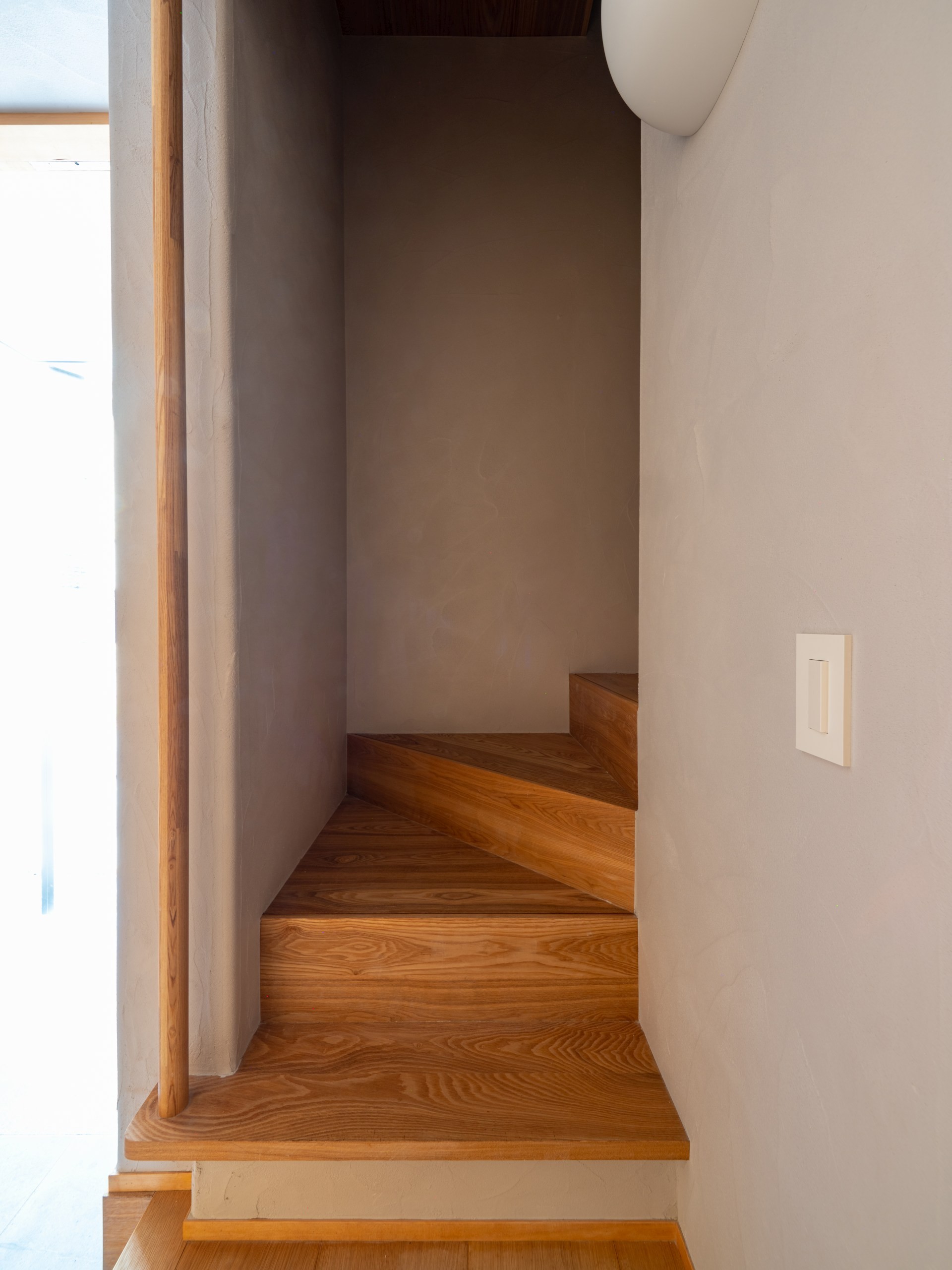 玄関事例：2階への階段（街角の森閑 ～喧騒の中で静かに暮らすための家）