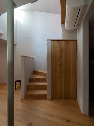 3階への階段 (街角の森閑 ～喧騒の中で静かに暮らすための家)