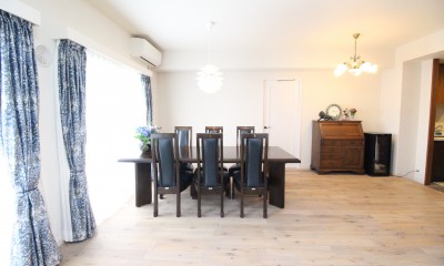 お気に入りの家具に合わせて、お家まるごとスタイルアップ (オーク材の床に自然塗料を重ね、グレイッシュに)