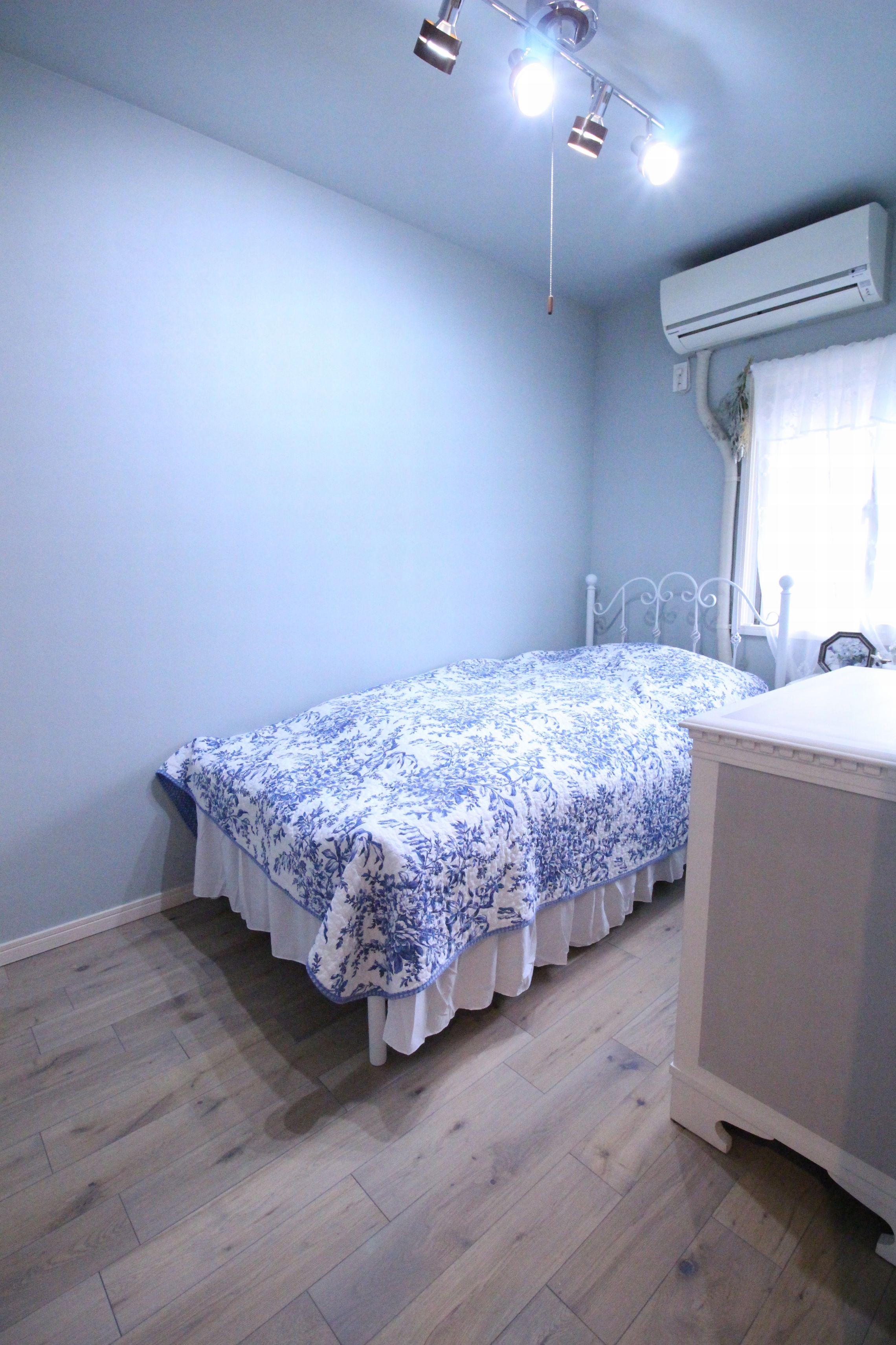 ベッドルーム事例：シックな壁紙が映えるマイ・ルーム（お気に入りの家具に合わせて、お家まるごとスタイルアップ）