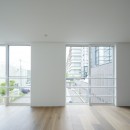 駒沢の家〜真っ白で明るいシンプルな家〜の写真 LDKの窓