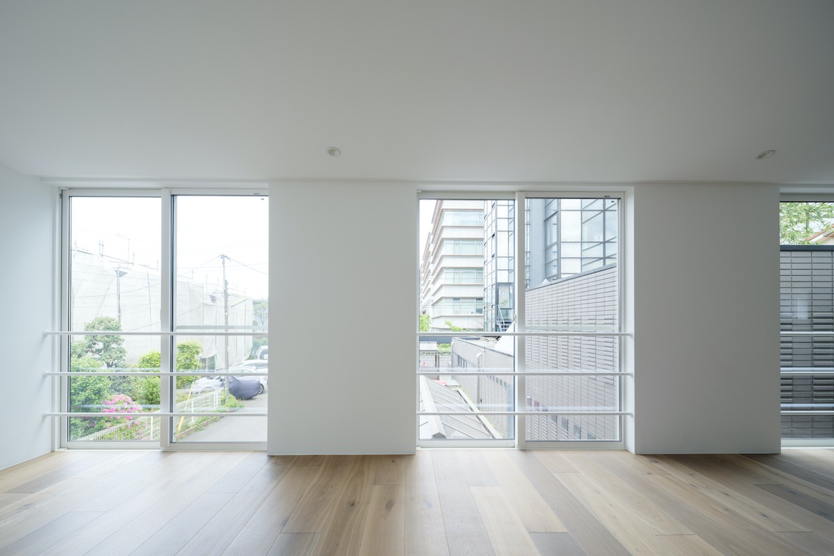 リビングダイニング事例：LDKの窓（駒沢の家〜真っ白で明るいシンプルな家〜）