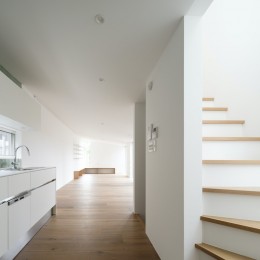 LDKと階段 (駒沢の家〜真っ白で明るいシンプルな家〜)