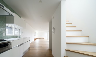 駒沢の家〜真っ白で明るいシンプルな家〜 (LDKと階段)