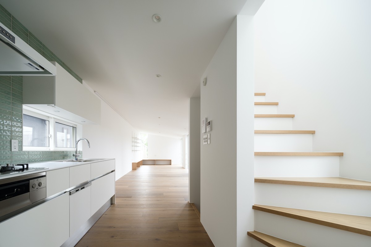 リビングダイニング事例：LDKと階段（駒沢の家〜真っ白で明るいシンプルな家〜）