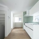 駒沢の家〜真っ白で明るいシンプルな家〜の写真 キッチンとパントリー