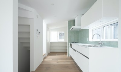 駒沢の家〜真っ白で明るいシンプルな家〜 (キッチンとパントリー)